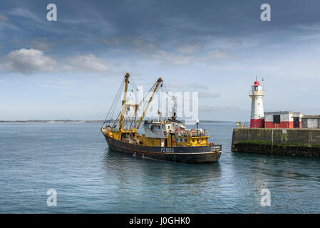 Fascio di Newlyn trawler PZ1053 St Georges lasciando porto barca da pesca peschereccio di lavoro industria di pesca costiera scena costiere Cornovaglia
