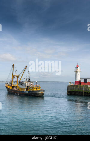 Fascio di Newlyn trawler PZ1053 St Georges lasciando porto barca da pesca peschereccio di lavoro industria di pesca costiera scena costiere Cornovaglia Foto Stock