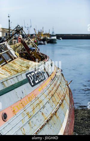 Newlyn; porto di pesca; PZ513 eccellente; barca da pesca; nave da pesca; Scafo; rottura; essere smantellati; storica barca da pesca; porto; porto; legato Foto Stock