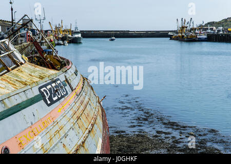 Newlyn porto di pesca PZ513 eccellente barca da pesca peschereccio di rottura in fase di smantellamento Historic Fishing Boat Harbour Porto legato Foto Stock