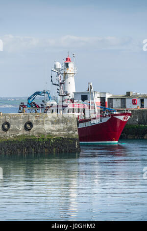Newlyn; porto di pesca; SS118; il cristallo mare; porto; porto; barca da pesca; nave da pesca; entrando in porto; porto; Pesca; Costa; sc Costiera Foto Stock