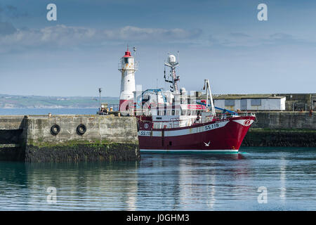 Newlyn; porto di pesca; SS118 mare cristallino; porto; porto; barca da pesca; nave da pesca; entrando in porto; porto; Pesca; Cornovaglia Foto Stock