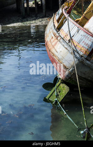 Newlyn porto di pesca PZ513 eccellente barca da pesca peschereccio di rottura in fase di smantellamento Historic Fishing Boat Harbour Porto legato Foto Stock