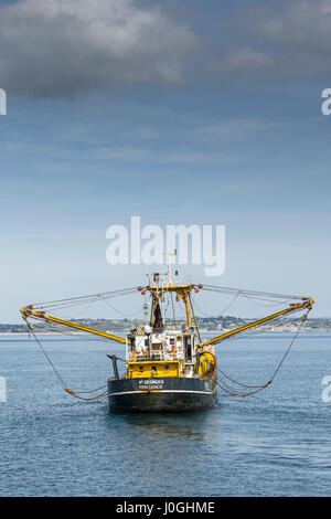 Pescherecci da traino con buttafuori lasciando il porto peschereccio di barca da pesca industria della pesca a partire viaggio di pesca PZ1052 St Georges Sea Coast Newlyn scena costiere Foto Stock