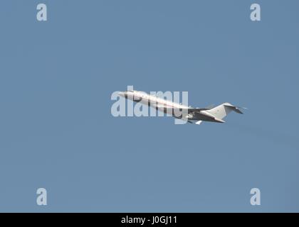 Vista Jet Bombardier BD-700-1A10 aereo privato su un cielo blu con una stanza per la copia. Foto Stock