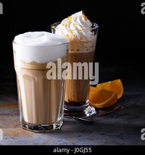 Accessori per caffè cappuccino e caffè viennese con panna montata Foto Stock