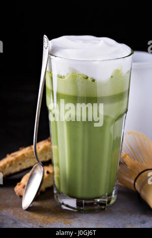 Matcha latte in bicchieri alti Foto Stock