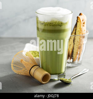 Matcha latte in bicchieri alti Foto Stock