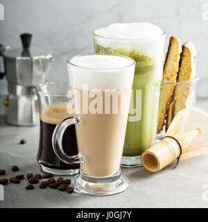 Caffè espresso, caffè normale e matcha latte Foto Stock