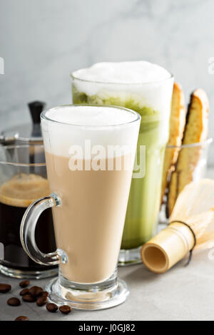 Caffè espresso, caffè normale e matcha latte Foto Stock