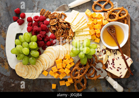 Formaggio e spuntini piatto con miele e frutta fresca Foto Stock