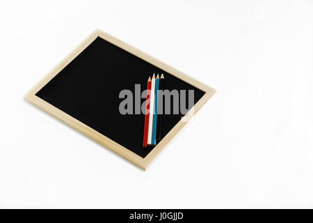 Matita colorata sul bordo nero isolato su sfondo bianco Foto Stock