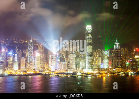 Sinfonia di Luci di Hong Kong questo spettacolo multimediale, la combinazione di luci, musica e narrazione coinvolge 19 edifici chiave sull'Isola di Hong Kong. Foto Stock