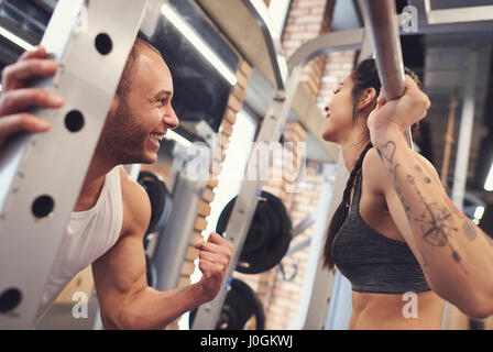 Coppia felice lavora con barbell Foto Stock