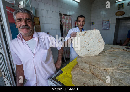 Baker uomo nel tradizionale panificio prodotte focacce a Kashan città, capitale della contea di Kashan dell'Iran Foto Stock