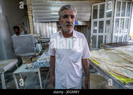 Baker uomo nel tradizionale panificio prodotte focacce a Kashan città, capitale della contea di Kashan dell'Iran Foto Stock