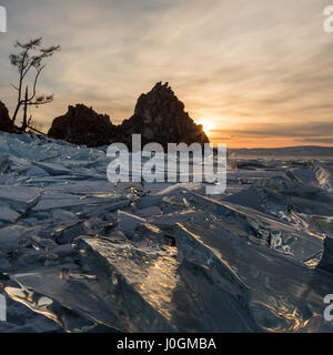 Tramonto sul lago Baikal. Burkhan Cape, Olkhon island, il lago Baikal, Regione di Irkutsk, Russia. Foto Stock