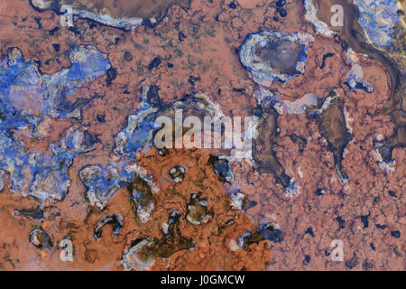 Texture acqua ossidazione, narzans nel Caucaso del Nord, Russia. Foto Stock