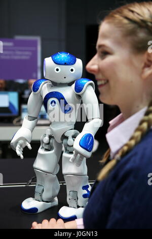 Hannover, Germania. Xix marzo, 2017. Robot 'Marvin', tipo Nao (sviluppato da Aldebaran Robotics), controllata da IBM Watson (super computer per l'intelligenza artificiale). Il robot è in grado di parlare e di rispondere alle domande. CeBIT 2017, ICT trade fair, piombo tema 'd!conomy - senza limiti". Photocredit: Christian Lademann Foto Stock