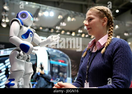 Hannover, Germania. Xix marzo, 2017. Robot 'Marvin', tipo Nao (sviluppato da Aldebaran Robotics), controllata da IBM Watson (super computer per l'intelligenza artificiale). Il robot è in grado di parlare e di rispondere alle domande. CeBIT 2017, ICT trade fair, piombo tema 'd!conomy - senza limiti". Photocredit: Christian Lademann Foto Stock