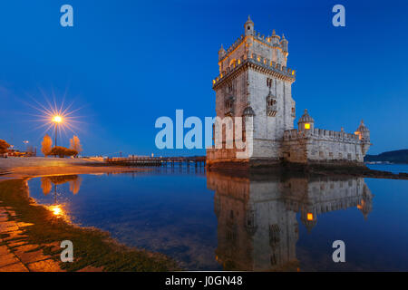 La Torre di Belem o torre di San Vincenzo sulla banca del fiume Tago durante la sera ore blu, Lisbona, Portogallo Foto Stock