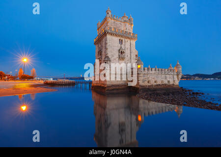 La Torre di Belem o torre di San Vincenzo sulla banca del fiume Tago durante la sera ore blu, Lisbona, Portogallo Foto Stock