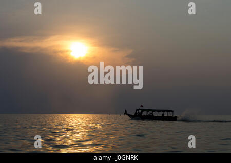 Barca sul Lago Tonle Sap al tramonto, Kampong Khleang, Siem Reap, Cambogia Foto Stock