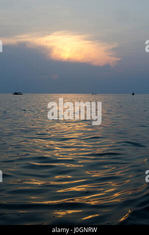 Barca sul Lago Tonle Sap al tramonto, Kampong Khleang, Siem Reap, Cambogia Foto Stock