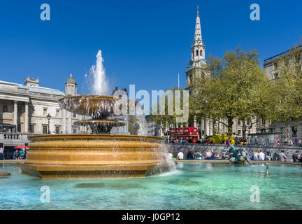 Trafalgar Square è una piazza della città di Westminster, Londra Centrale. Essa commemora la Battaglia di Trafalgar che ha avuto luogo nel 1805. Foto Stock