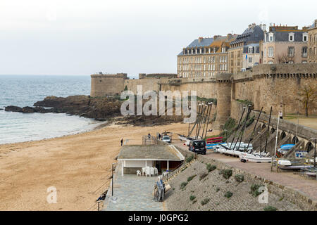 Una vista presso la costa della Bretagna dai bastioni di Saint Malo, Francia. Foto Stock