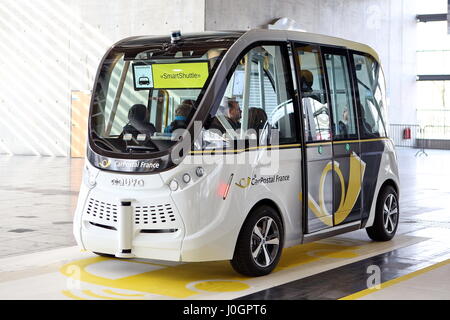 Hannover, Germania. 21 marzo, 2017. auto-guida minibus elettrico da Autopostale Svizzera (qui la sua filiale francese CarPostal France) invides fair visitatori per una prova di guida con questo 'SmartShuttle' attraverso il salone fiera 13. Questa autonoma bus (nome del modello: Arma) è fabbricato da Navya Sas (Francia), è considerata la prima serie autonoma per veicolo trafiic locale in uso da 2016 (es. La Svizzera, Francia), max 15 persone, velocità massima 45 km/h. CeBIT 2017, ICT trade fair, piombo tema 'd!conomy - senza limiti". Photocredit: Christian Lademann Foto Stock