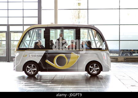 Hannover, Germania. 21 marzo, 2017. auto-guida minibus elettrico da Autopostale Svizzera (qui la sua filiale francese CarPostal France) invides fair visitatori per una prova di guida con questo 'SmartShuttle' attraverso il salone fiera 13. Questa autonoma bus (nome del modello: Arma) è fabbricato da Navya Sas (Francia), è considerata la prima serie autonoma per veicolo trafiic locale in uso da 2016 (es. La Svizzera, Francia), max 15 persone, velocità massima 45 km/h. CeBIT 2017, ICT trade fair, piombo tema 'd!conomy - senza limiti". Photocredit: Christian Lademann Foto Stock