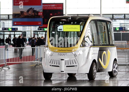 Hannover, Germania. 21 marzo, 2017. auto-guida minibus elettrico da Autopostale Svizzera (qui la sua filiale francese CarPostal France) invides fair visitatori per una prova di guida con questo 'SmartShuttle' attraverso il salone fiera 13. Questa autonoma bus (nome del modello: Arma) è fabbricato da Navya Sas (Francia), è considerata la prima serie autonoma per veicolo trafiic locale in uso da 2016 (es. La Svizzera, Francia), max 15 persone, velocità massima 45 km/h. CeBIT 2017, ICT trade fair, piombo tema 'd!conomy - senza limiti". Photocredit: Christian Lademann Foto Stock