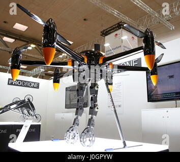 Hannover, Germania. 21 marzo, 2017. Hexacopter drone PD6B-AW-braccio mediante Prodrone (Giappone) con due bracci di pinza. CeBIT 2017, ICT trade fair, piombo tema 'd!conomy - senza limiti". Photocredit: Christian Lademann Foto Stock