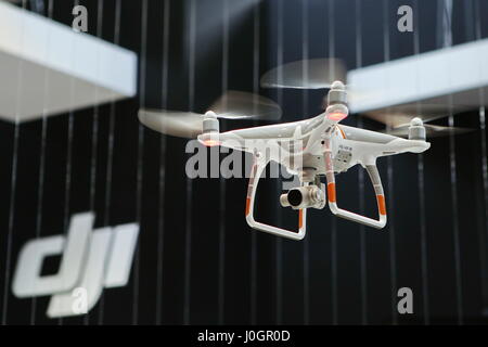 Hannover, Germania. 21 marzo, 2017. Quadcopter drone DJI Phantom 4. CeBIT 2017, ICT trade fair, piombo tema 'd!conomy - senza limiti". Photocredit: Christian Lademann Foto Stock