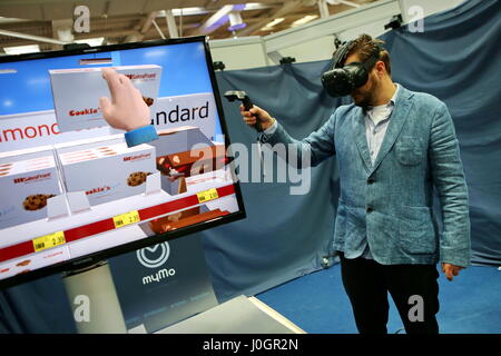 Hannover, Germania. 21 marzo, 2017. Applicazione di realtà virtuale - allo stand da Mymo realtà (Treffpunkt Idee UG) con particolare attenzione alle realtà mista di esperienze. CeBIT 2017, ICT trade fair, piombo tema 'd!conomy - senza limiti". Photocredit: Christian Lademann Foto Stock