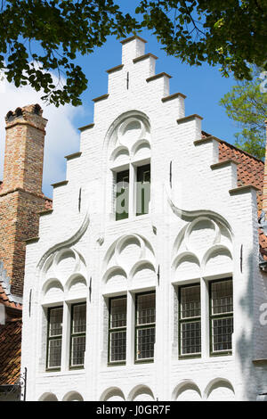 Architettura belga di crow-timpano a gradino ( crow passi) al beghinaggio convento - Begijnhof monastero / monastero, Bruges, Belgio Foto Stock