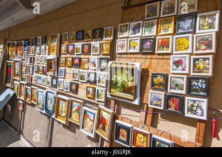 Il commercio mostra di dipinti su Pilies street. Pilies street è la principale strada commerciale di souvenir e artigianato locale a Vilnius, Lituania Foto Stock