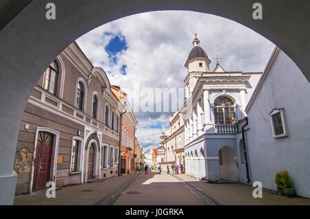 Via Ausros gate (dell'alba) con la basilica della Madonna Ostrobramska a Vilnius, Lituania Foto Stock