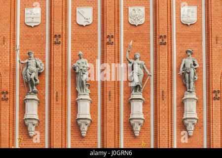 Sculture sulla facciata della Casa delle Teste Nere di Riga, Lettonia. Foto Stock