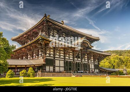 Il Tempio Todaiji è un tempio buddista complessa, che una volta era uno dei potenti sette grandi templi, situato nella città di Nara, Giappone. Foto Stock