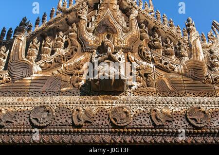 Incisioni sulla parte superiore di Shwenandaw Kyaung Tempio o Golden Palace Monastero a Mandalay, Myanmar Foto Stock