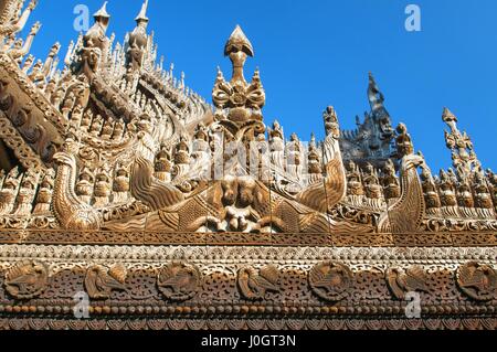 Incisioni sulla parte superiore di Shwenandaw Kyaung Tempio o Golden Palace Monastero a Mandalay, Myanmar Foto Stock