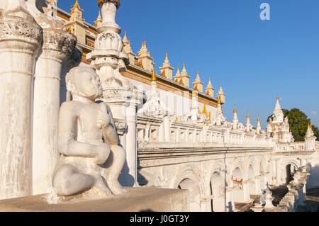 Atumashi Kyaung Monastero Maha Atulawaiyan Kyaungdawgyi è un monastero buddista situato vicino monastero Shwenandaw a Mandalay, Mianma Foto Stock