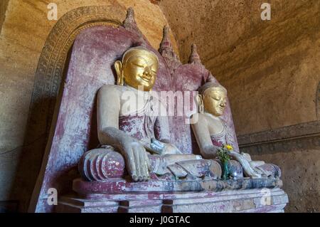 Bagan Twin antiche immagini di Buddha nel tempio Dhammayangyi di Bagan, Mandalay Myanmar. Foto Stock