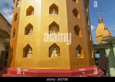 Popa Taungkalat monastero in cima ad uno sperone del Monte Popa vulcano, Myanmar. Foto Stock