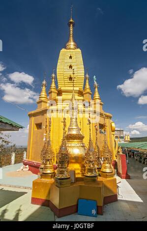 Popa Taungkalat monastero in cima ad uno sperone del Monte Popa vulcano, Myanmar. Foto Stock
