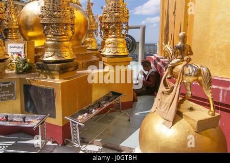 Ornamento decorativo Popa Taungkalat monastero in cima ad uno sperone del Monte Popa vulcano, Myanmar. Foto Stock