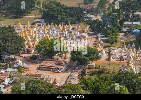 Pagodass e ingresso di Pindaya grotte naturali, Myanmar,situato tra le colline di Stato Shan ,sono un buddista luogo di pellegrinaggio e di un turista attractio Foto Stock