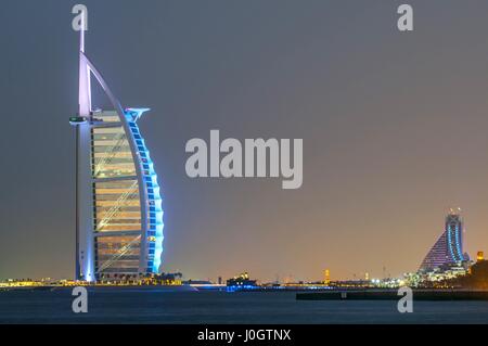 Il lussuoso e iconico Burj al Arab è il secondo hotel più alto del mondo, situato su un'isola artificiale fuori Dubai Emirati Arabi Uniti. Foto Stock